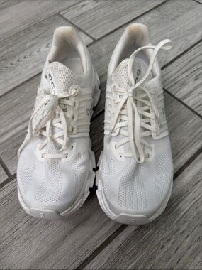 On Running Women's Cloudswift 3 shoes size 8.5